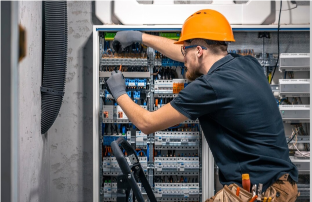5 Reasons to Hire Industrial Electrician for Commercial Projects