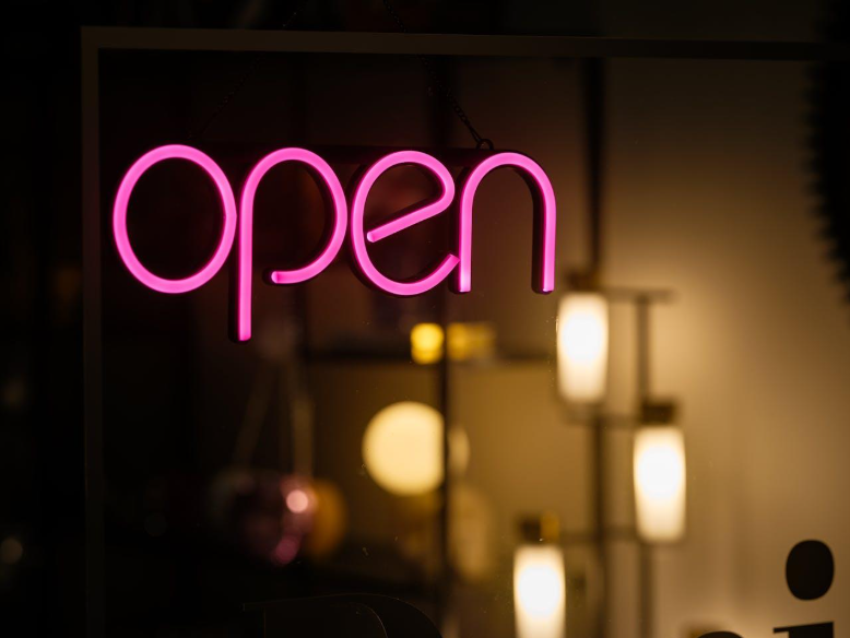 How to Select the Best Finish for Your Custom Signs
